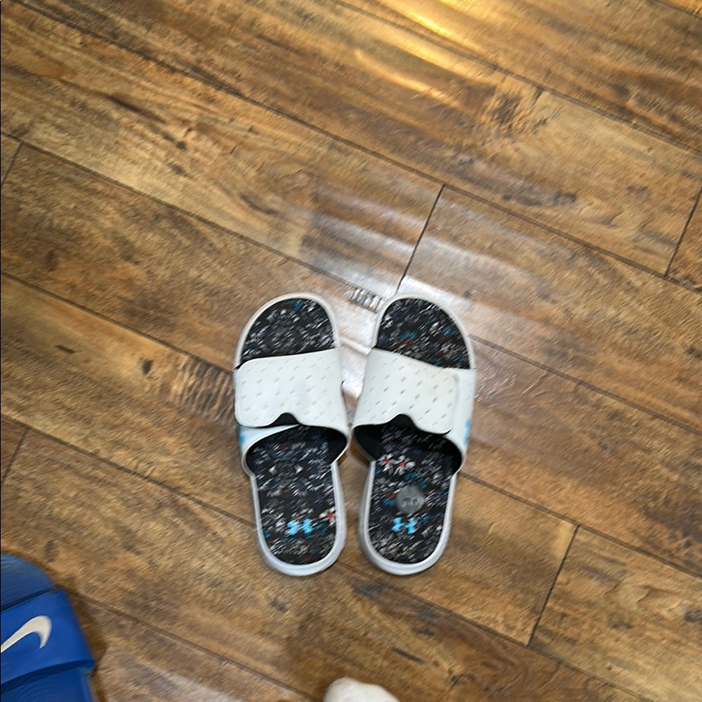 Kids White Slide Sandals Under Amour size 7